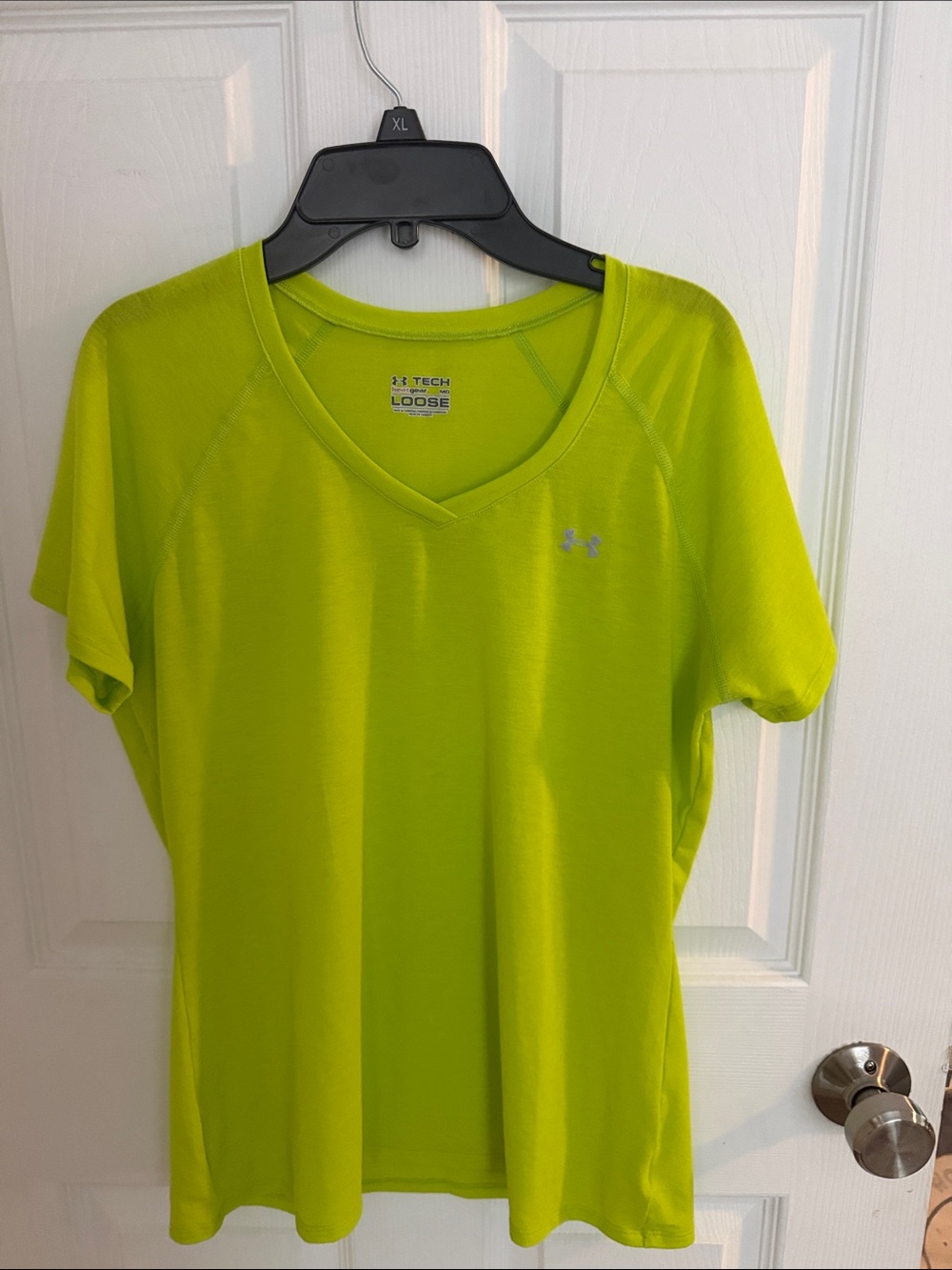 Under Armour Women's Neon Lime V-Neck Short Sleeve Tee size M like new